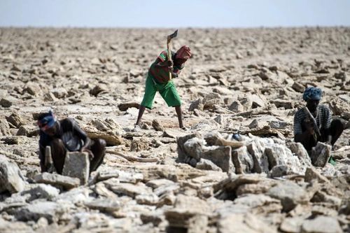 Một thợ mỏ sống sót thần kỳ sau 7 ngày bị chôn vùi trong vụ sập hang động ở Ethiopia
