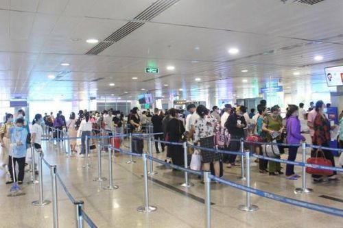 Hành khách di chuyển qua cảng hàng không Tân Sơn Nhất đang tăng dần
