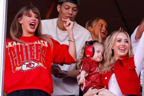 Adele: 'Taylor Swift khiến bóng bầu dục thú vị hơn'