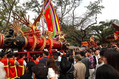 Hàng nghìn người dân chen nhau rước 2 quả pháo khổng lồ ở làng Đồng Kỵ