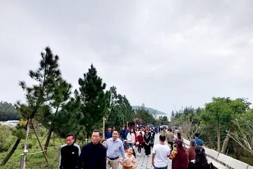 Đầu Xuân, dòng người nô nức viếng thăm mộ Đại tướng Võ Nguyên Giáp