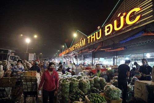 Hàng trăm tấn rau quả, hải sản đổ về chợ đầu mối giữa Tết