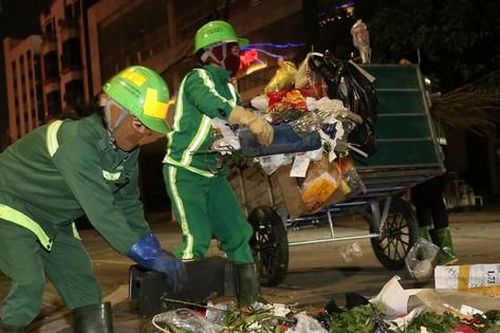 'Bóng hồng' bám đường xuyên Tết làm sạch từng con phố