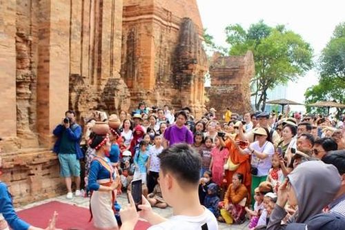Du khách mê mẩn khám phá văn hóa Chăm giữa lòng phố biển Nha Trang