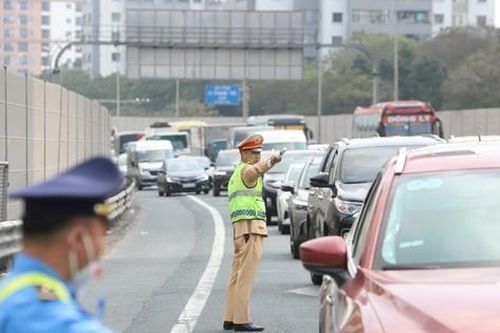 Người dân trở lại Hà Nội sớm, lối ra cao tốc ùn dài hàng cây số