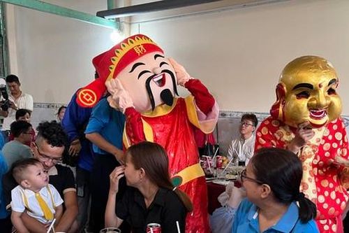 Công nhân xóm trọ ở TPHCM xem múa lân, nhận lì xì mùng 4 Tết