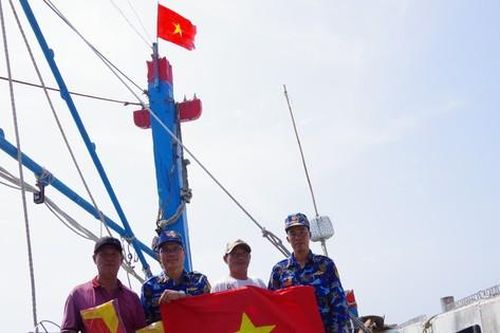 Hỗ trợ thực phẩm cho tàu cá ngư dân Bình Định đánh bắt cá ở Trường Sa
