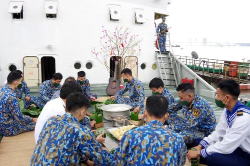 Những người lính đón Tết trên biển