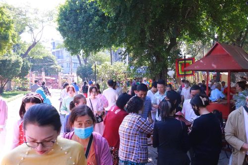 Người dân đến lăng Tả quân Lê Văn Duyệt cúng bái, xin lộc đầu năm