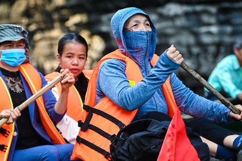 Tràng An đông kín: Khách xếp hàng 2h toát mồ hôi, 2000 thuyền chạy hết công suất