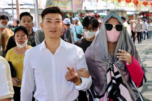 Dòng người ken đặc đổ lên chùa thiêng trên núi Chứa Chan đi lễ đầu năm