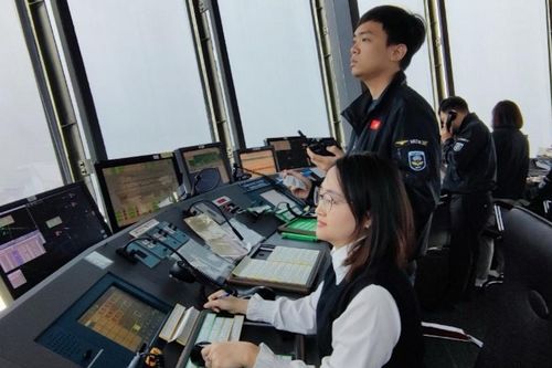 Niềm vui ngày Tết của những người điều tiết giao thông trên 'chín tầng mây'