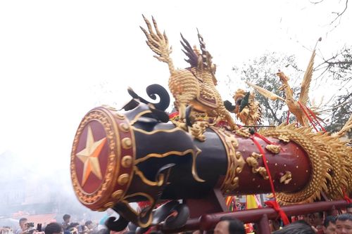 Biển người chen chân xem lễ rước pháo khổng lồ làng Đồng Kỵ