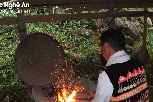 Người 'giữ lửa' nghề rèn truyền thống của người Mông