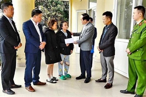 Quảng Ninh: Ôtô khách va chạm với xe môtô, 2 người tử vong