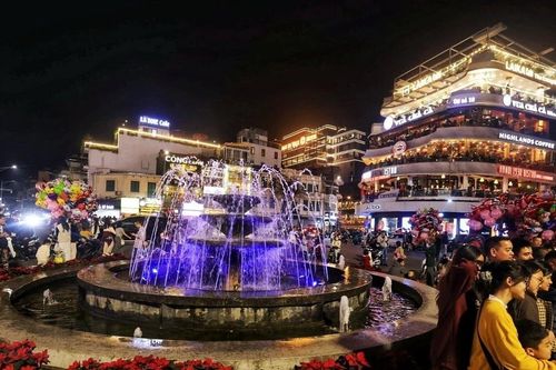 Nhộn nhịp du Xuân tối ở phố cổ Hà Nội dịp Tết Giáp Thìn 2024