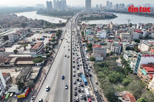 Va chạm giữa 2 ô tô khiến vành đai 3 ùn tắc nhiều km