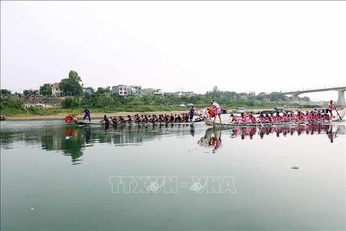 Sôi nổi hội đua thuyền truyền thống trên sông Lô