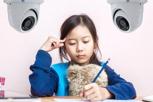 Tranh cãi về việc lắp camera giám sát con học bài ở nhà