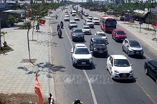 Người dân trở lại sau Tết, cầu Rạch Miễu kẹt cứng