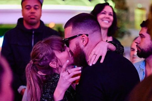 Taylor Swift công khai khóa môi bạn trai cầu thủ trên nền nhạc bản hit của chính mình