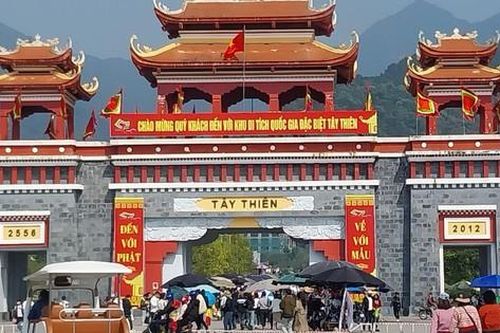Đầu năm mới, người dân tấp nập đổ về đền thờ Quốc mẫu Tây Thiên