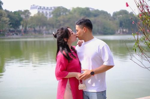 Chưa đến 14/2 nhưng đi dạo Hồ Gươm lúc này cũng 'phát hờn' với các đôi yêu nhau