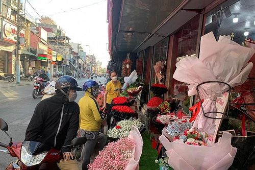 TP. Hồ Chí Minh: Trước ngày Valentine hoa hồng rớt giá, siêu thị khuyến mãi lớn