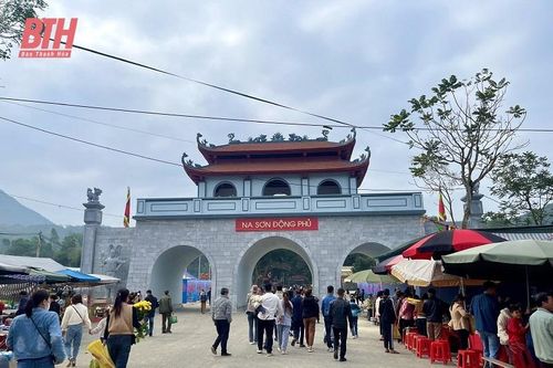 Hàng nghìn người dân và du khách trẩy hội Phủ Na