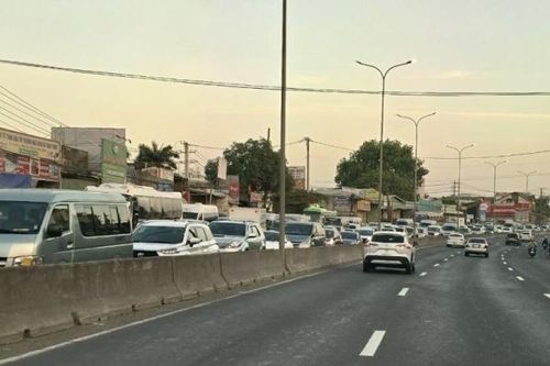 Nhiều vị trí ùn tắc trên quốc lộ 51 vào chiều và tối mùng 4 Tết