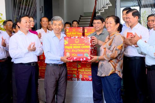 Thủ tướng Phạm Minh Chính thăm, tặng quà Tết người dân tại khu tái định cư Lộc An-Bình Sơn