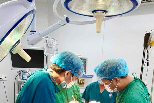 Bệnh viện Nhi Gia Lai phẫu thuật cứu sống bệnh nhi sốc mất máu do vỡ lách