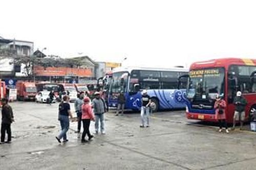 Không để khách đi tàu, xe ùn ứ