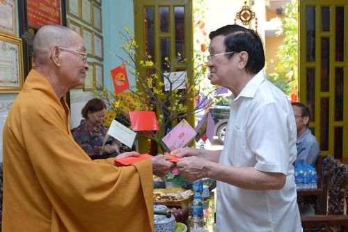 Nguyên Chủ tịch nước Trương Tấn Sang lễ Phật đầu Xuân Giáp Thìn tại chùa Pháp Giới (TP.HCM)