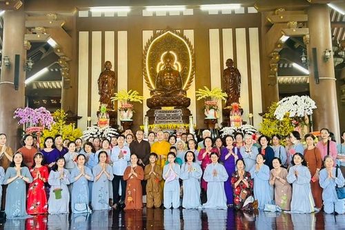 Chư Tăng chùa Minh Giác hướng dẫn Phật tử hành hương đầu năm