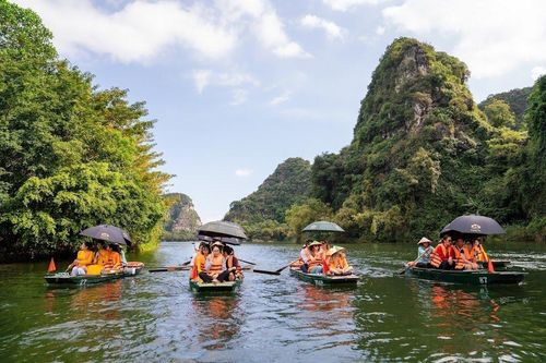 Lượng khách du lịch đến Ninh Bình tăng đột biến