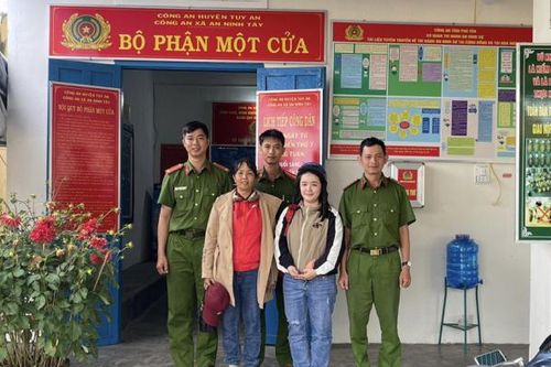 Công an xã tìm lại túi xách của người dân đánh rơi