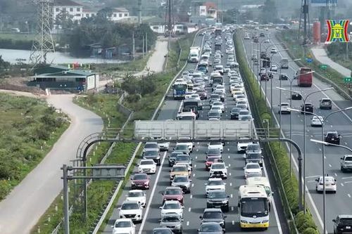 Cửa ngõ Thủ đô ùn tắc trong chiều Mùng 4 Tết