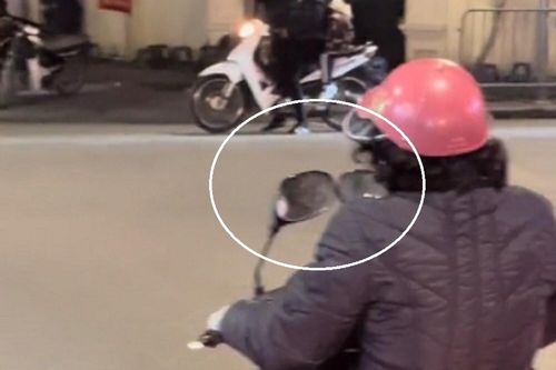 Nhìn 'quả' gương xe máy này ai cũng phải cười xỉu