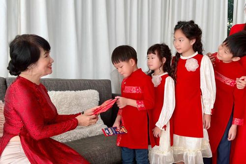 Có nên để trẻ nhỏ giữ tiền lì xì Tết?