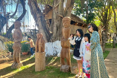 Du khách nườm nượp 'check-in' khu trưng bày hơn 3 vạn hiện vật cổ Tây Nguyên