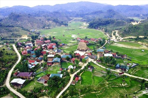 Cận cảnh ngôi làng cổ được bao quanh bởi 4 ngọn núi ở Kon Tum