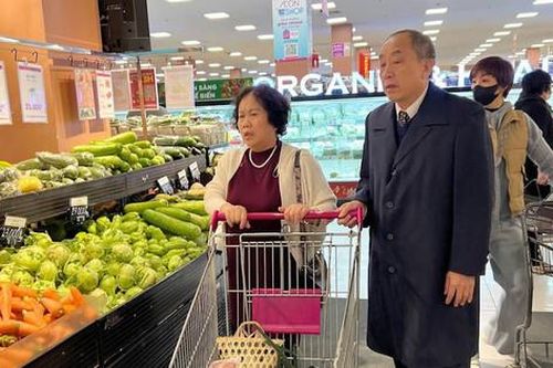 Siêu thị, chợ dân sinh sôi động những ngày đầu năm mới