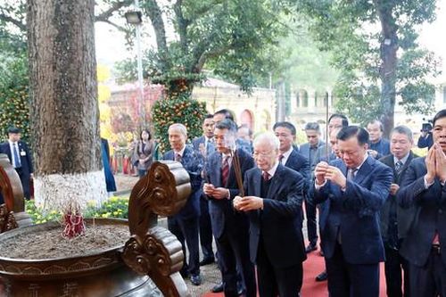 Tổng Bí thư Nguyễn Phú Trọng dâng hương tại Hoàng thành Thăng Long