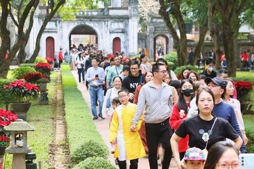 Biển người chen chân thăm Văn Miếu - Quốc Tử Giám ngày mùng 4 Tết Nguyên đán