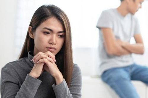 Mừng tuổi con anh trai 500 nghìn đồng, chồng lập tức có hành động khiến vợ muối mặt bỏ về