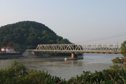 Chuyện của ngọn núi thiêng hình đầu Rồng ngậm viên ngọc
