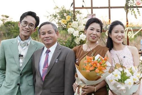Cặp đôi TikToker Tizi - Đích Lép gây sốt vì cách ăn mừng Valentine 'chẳng giống ai'