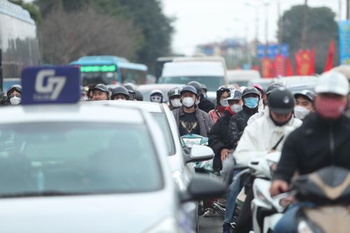 Người dân ùn ùn trở về, đường cửa ngõ Thủ đô ùn tắc chiều mùng 5 Tết