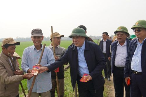 Lãnh đạo tỉnh Quảng Trị đi kiểm tra sản xuất nông nghiệp, lì xì người dân đầu năm mới